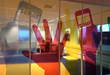 Transparante folies op glazen kantoorwanden.